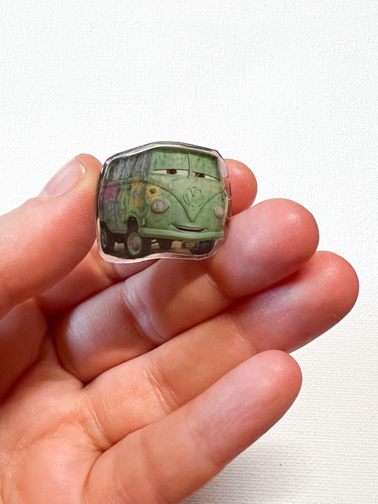 Upgecycelter Hippie-Van handgemachter Pin – Recycelter Märchenbuch-Pin – Buchseitenkunst-Pin – Kleinserienharz