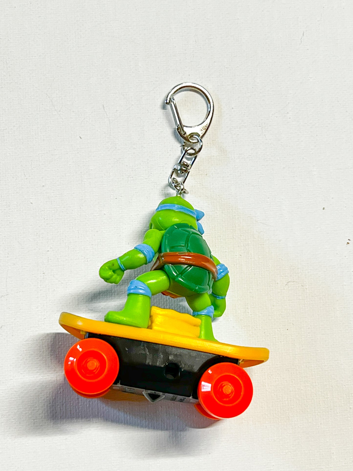 Upcycled Skateboarding Turtle-Inspired Keychain – Handmade Eco-Friendly Character Charm
