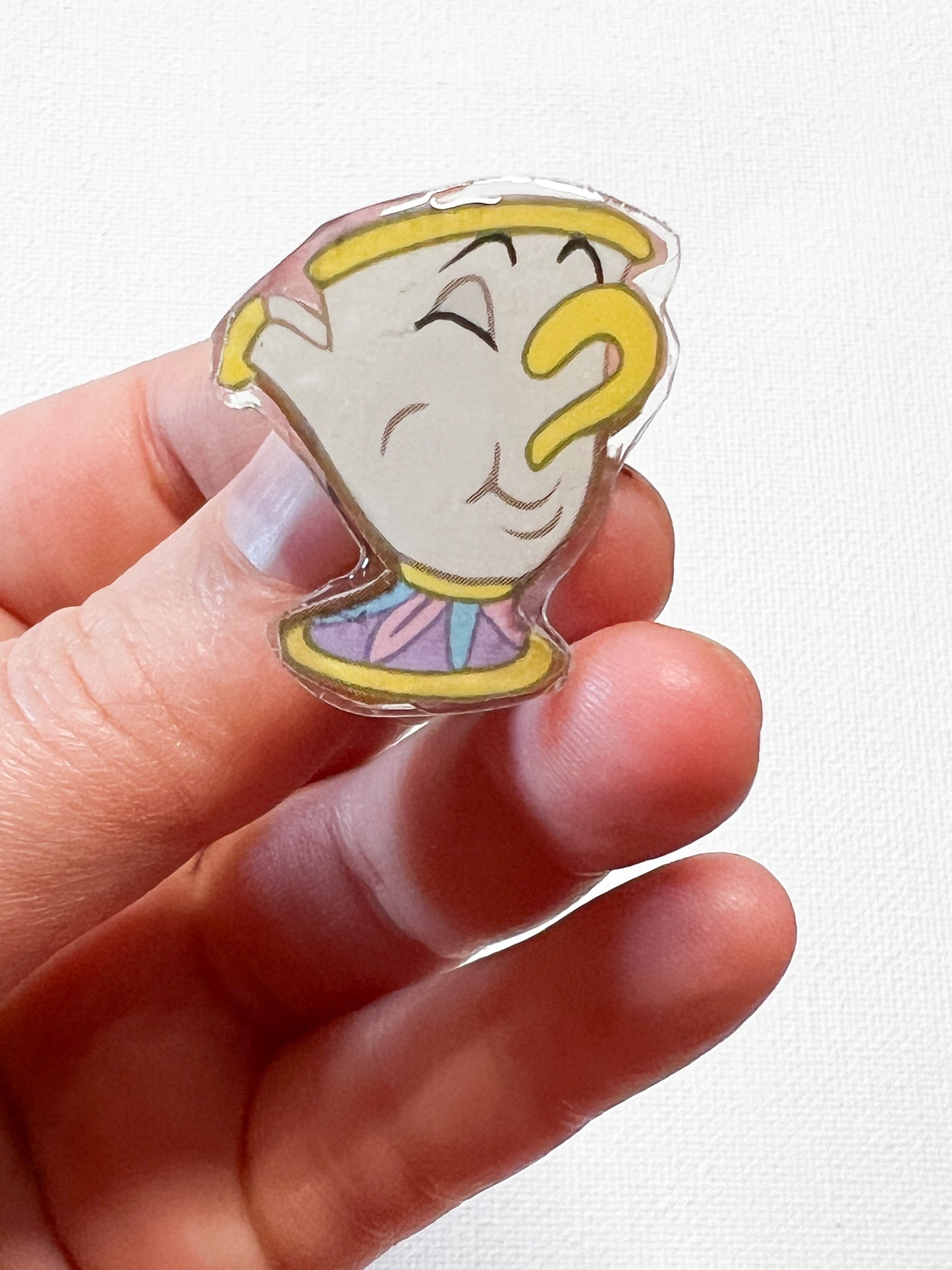 Épingle faite à la main à partir d'une tasse à thé recyclée – Épingle de livre de contes recyclé – Épingle d'art de page de livre – Résine en petite série