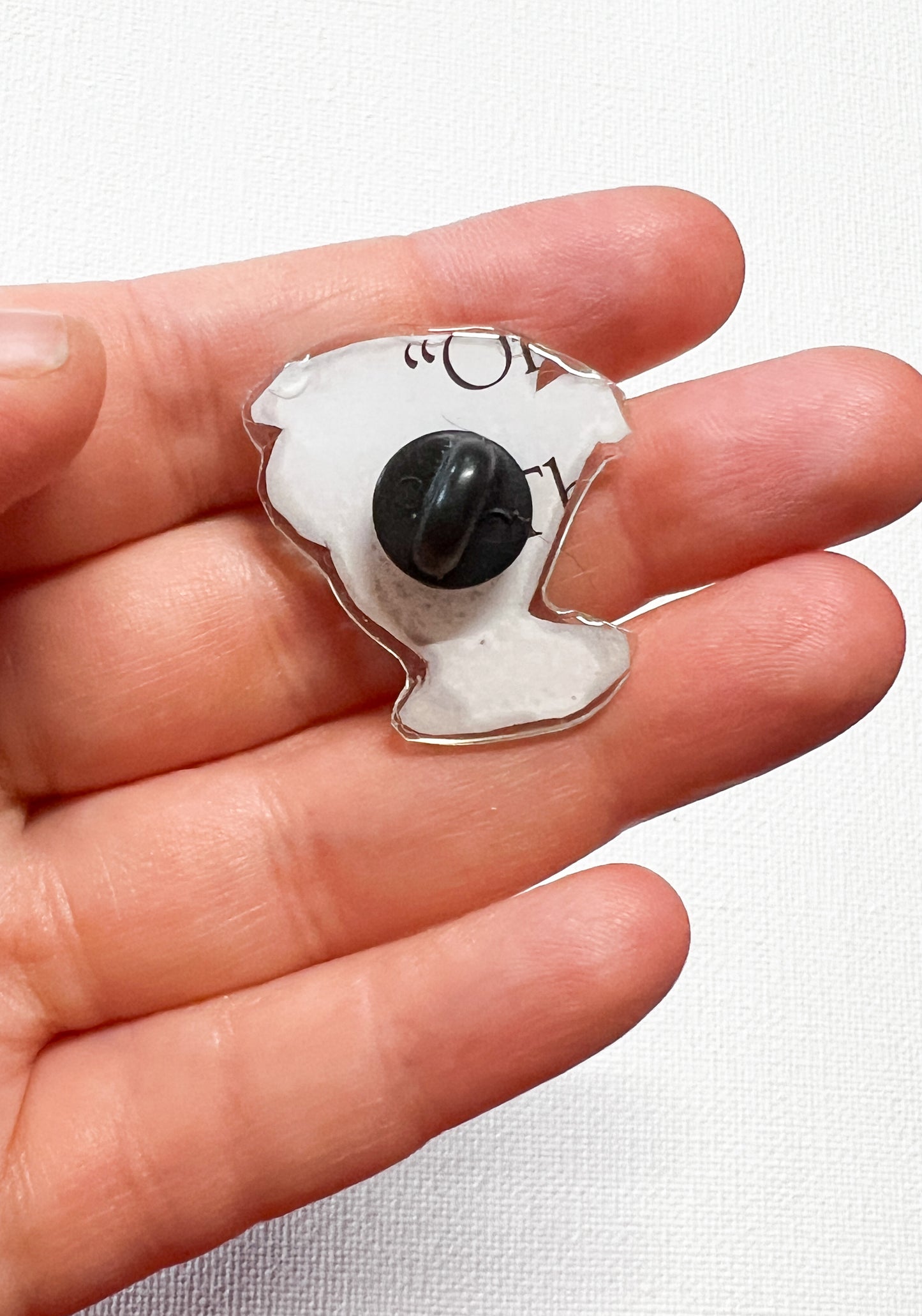 Épingle faite à la main à partir d'une tasse à thé recyclée – Épingle de livre de contes recyclé – Épingle d'art de page de livre – Résine en petite série